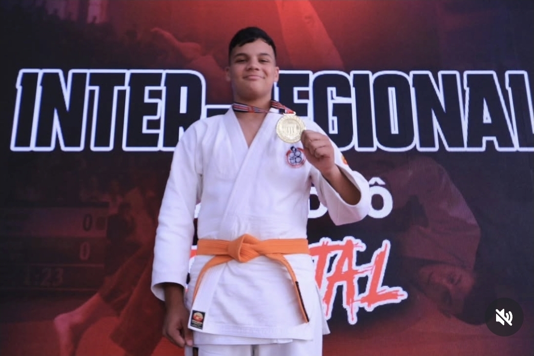 Pedro Bispo com medalha em competição
